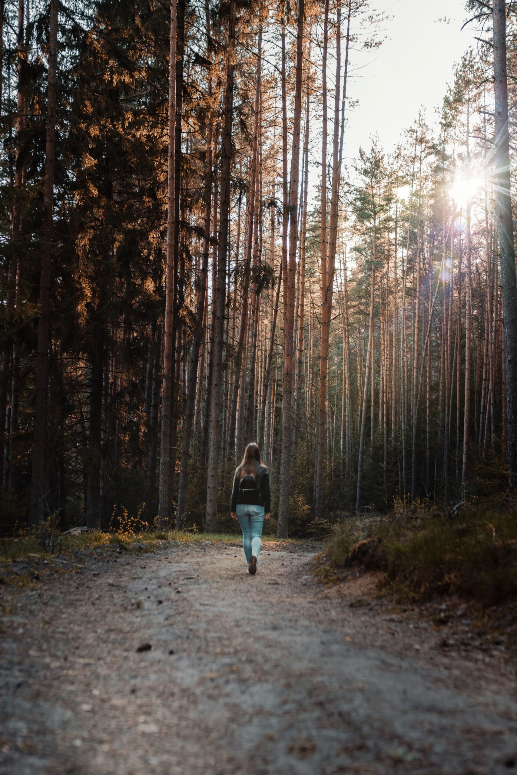 Plimbare scurtă în natură — mișcarea ușoară, în ritmul recomandat de echipa medicală.