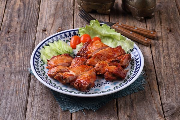Pui la grătar cu legume proaspete — proteina, mâncată prima la fiecare masă.